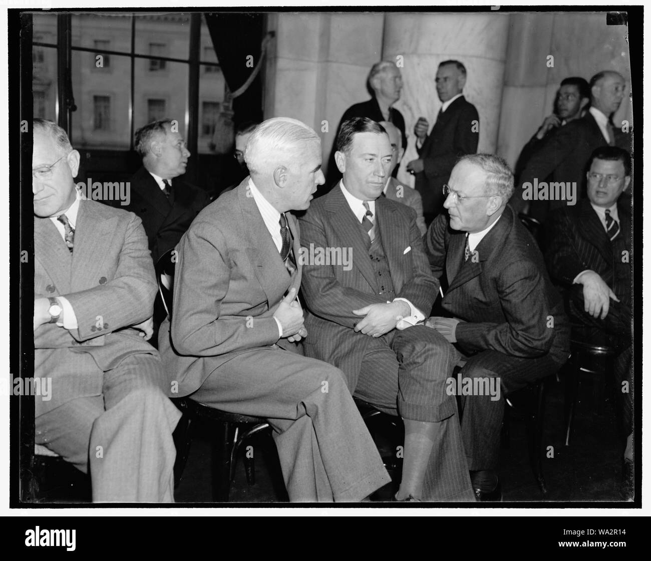 Grossen Drei von US Steel. Washington, D.C., November 2. Interessierte Zuschauer bei der heutigen Sitzung des Monopols Ausschuss untersucht jetzt die $ 4.000.000 [000?] Stahlindustrie wurden, von Links nach Rechts: Edward R. Stettinius, Vorsitzender des Vorstandes, U.S. Steel Corp., Benjamin F. Fairless, Präsident, und William Beye, Vice President Stockfoto