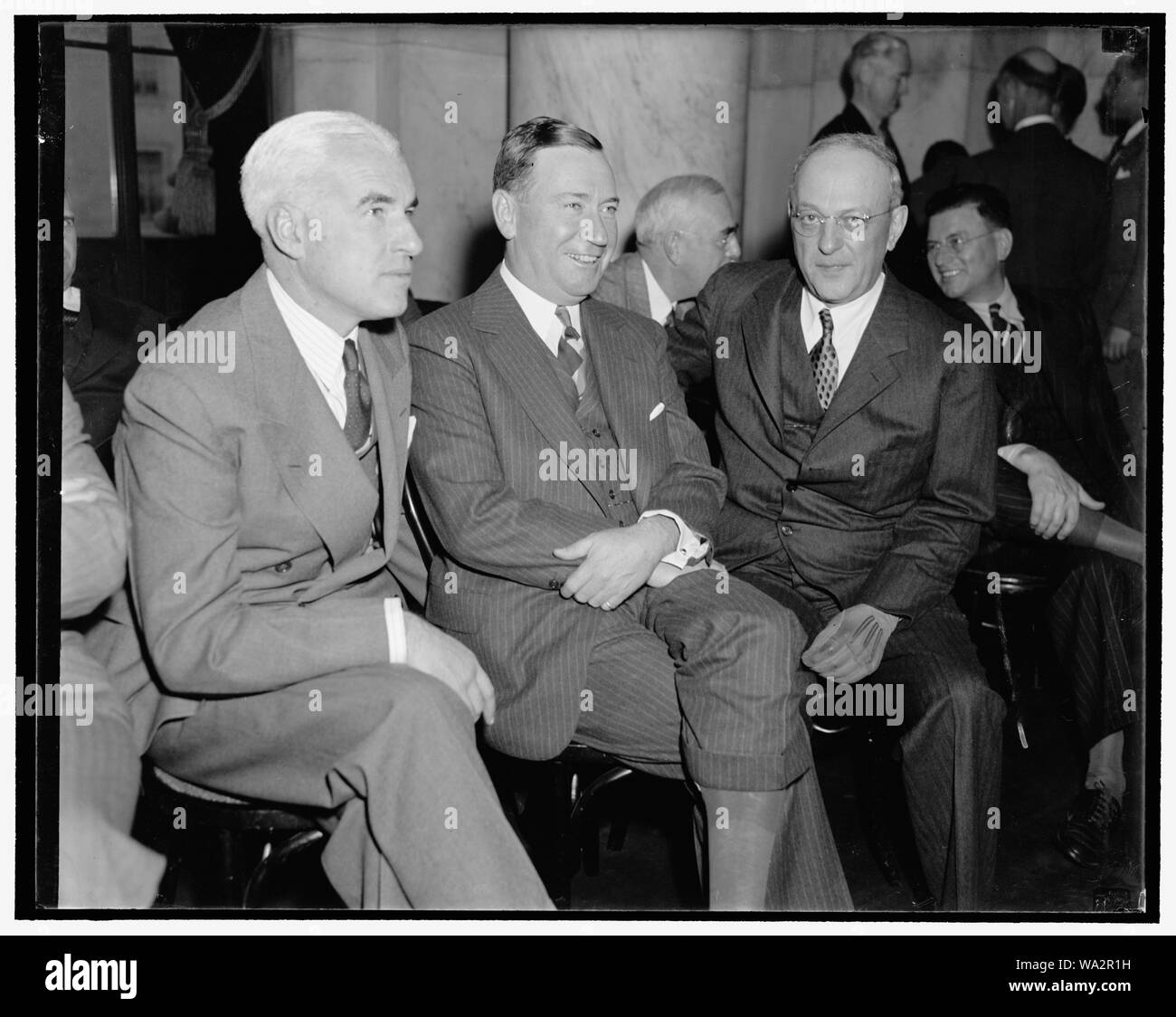 Grossen Drei von US Steel. Washington, D.C., November 2. Interessierte Zuschauer bei der heutigen Sitzung des Monopols Ausschuss untersucht jetzt die $ 4.000.000 [000?] Stahlindustrie wurden, von Links nach Rechts: Edward R. Stettinius, Vorsitzender des Vorstandes, U.S. Steel Corp., Benjamin F. Fairless, Präsident, und William Beye, Vice President Stockfoto