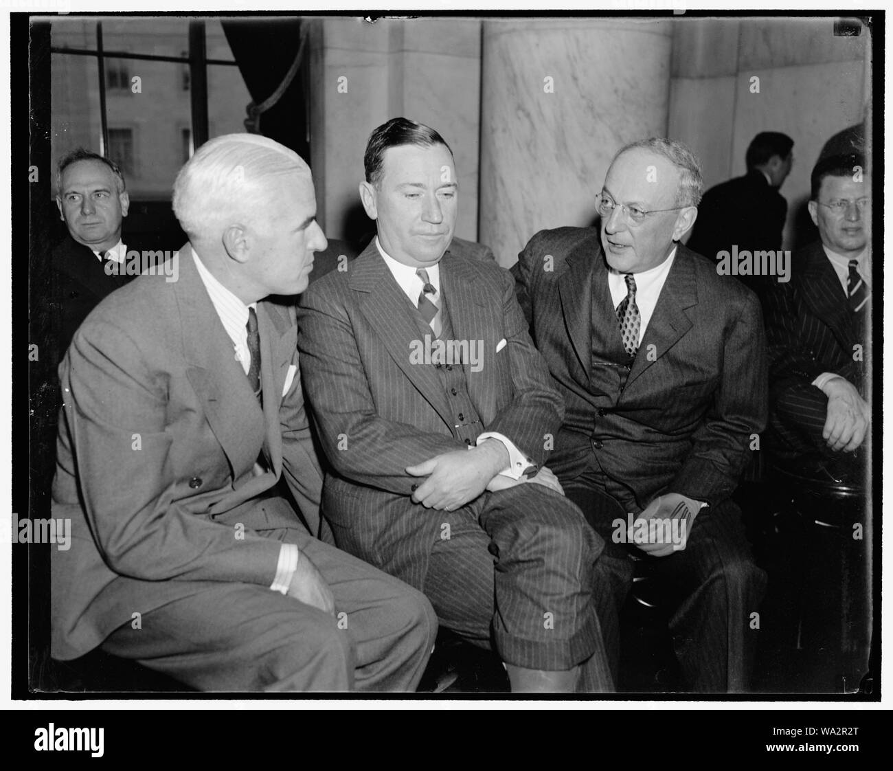 Grossen Drei von US Steel. Washington, D.C., November 2. Interessierte Zuschauer bei der heutigen Sitzung des Monopols Ausschuss untersucht jetzt die $ 4.000.000 [000?] Stahlindustrie wurden, von Links nach Rechts: Edward R. Stettinius, Vorsitzender des Vorstandes, U.S. Steel Corp., Benjamin F. Fairless, Präsident, und William Beye, Vice President Stockfoto