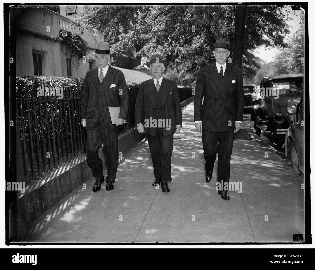 Großen Drei auf US-amerikanischen Auswärtigen Beziehungen. Washington, D.C., Okt. 8. Präsident Roosevelts erste Tat nach seiner Rückkehr in die Hauptstadt heute war er Berater für auswärtige Beziehungen in eine Konferenz zur Erörterung der internationalen Lage zu nennen. Die drei großen werden gezeigt, wie sie das Weiße Haus links. Nach rechts: Außenminister Cordell Hull; Norman H. Davis, Ambassador-at-large; und Sumner Welles, der Unterstaatssekretär Links. 10/8/37 Stockfoto
