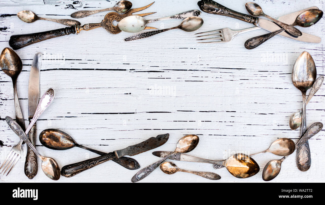 Vintage Besteck - Löffel, Gabeln und Messer auf einem alten Holz- Hintergrund. Selektive konzentrieren. Stockfoto