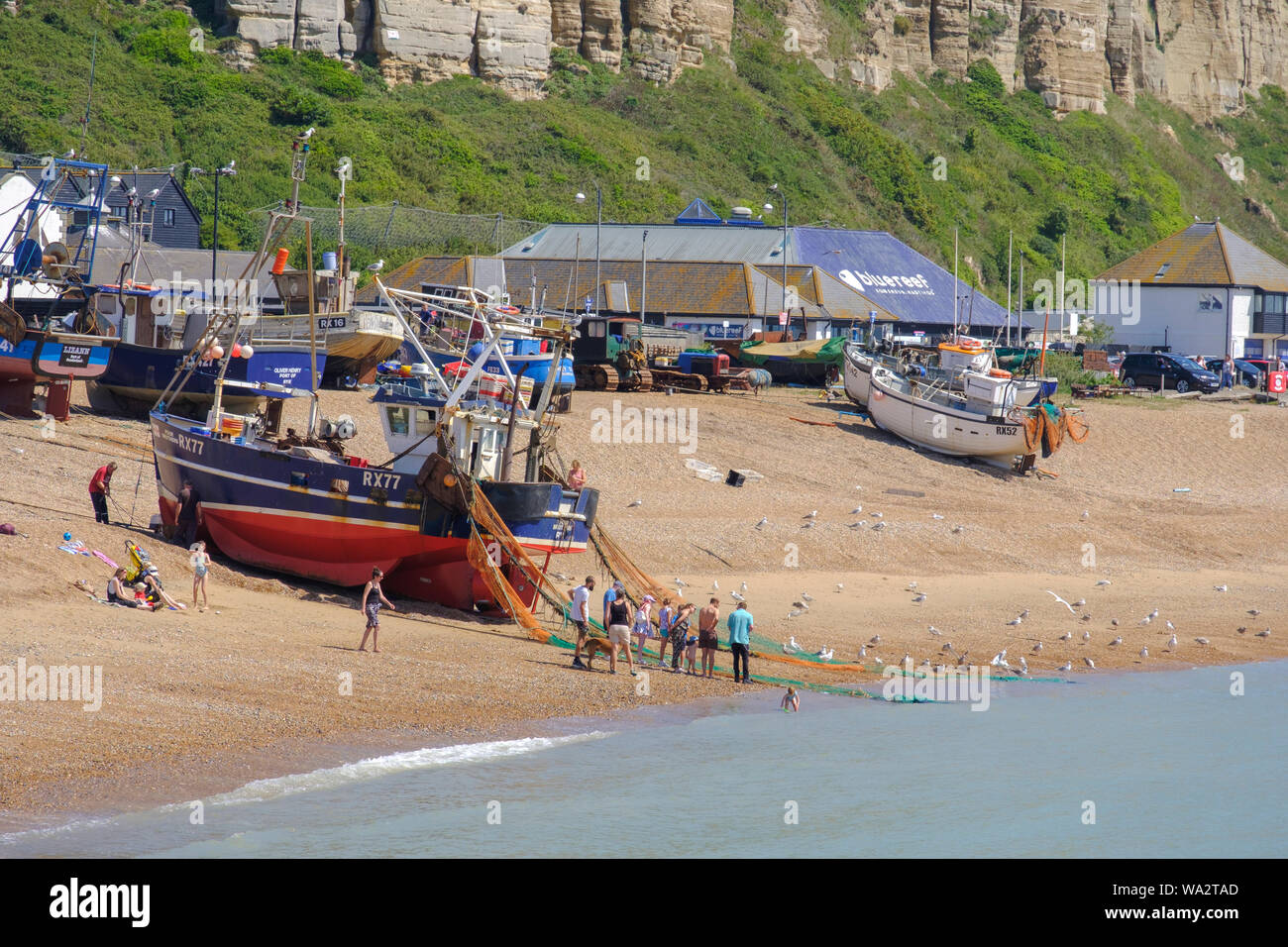 Hastings Fischtrawler Landung Fischfang auf die Altstadt Stade Fischerboot Strand, East Sussex, Großbritannien Stockfoto