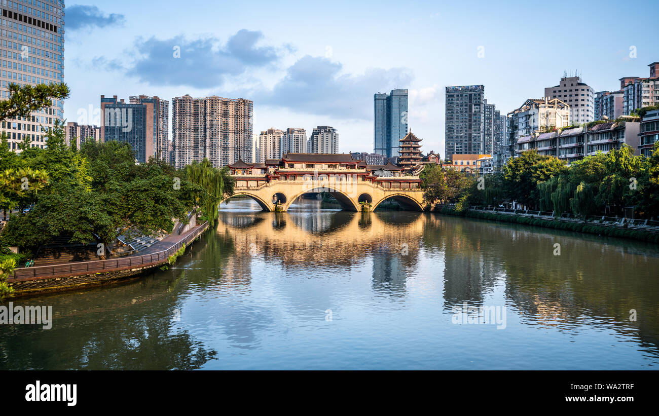 Anzeigen von Anshun Brücke auf Tages- und die Stadt und den Fluss Panorama in Chengdu Sichuan China Stockfoto