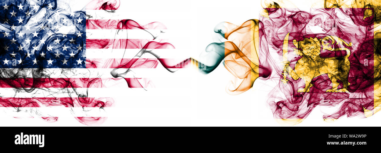 Vereinigte Staaten von Amerika vs Sri Lanka, Sri Lanka smoky mystic Flaggen nebeneinander. Dicke farbige seidig abstrakte raucht Banner von Amerika und Sr Stockfoto