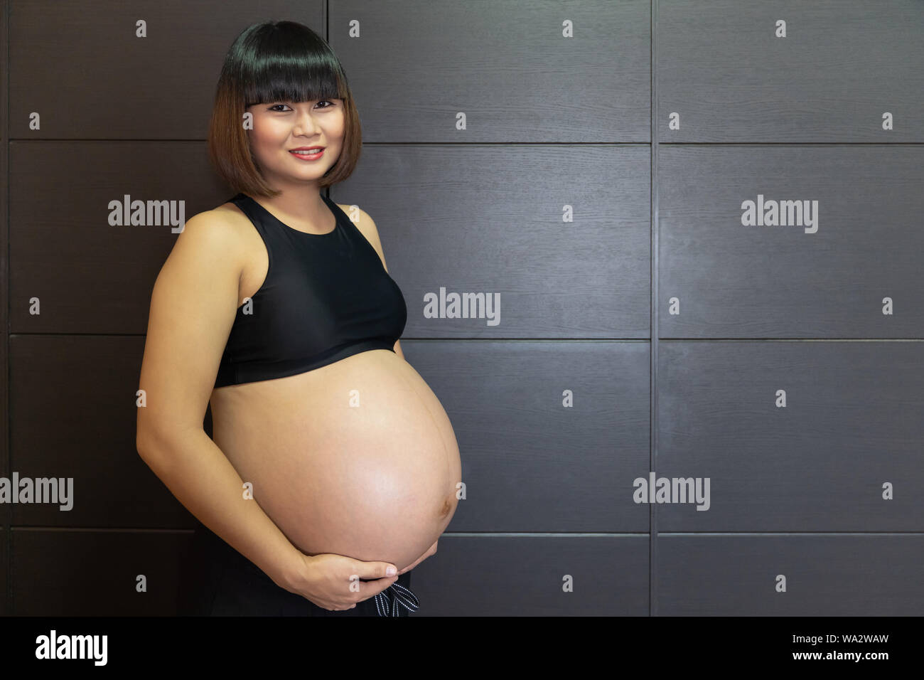 Portrait von Schwangeren asiatische Frau berühren ihre großen Bauch glücklich. Stockfoto