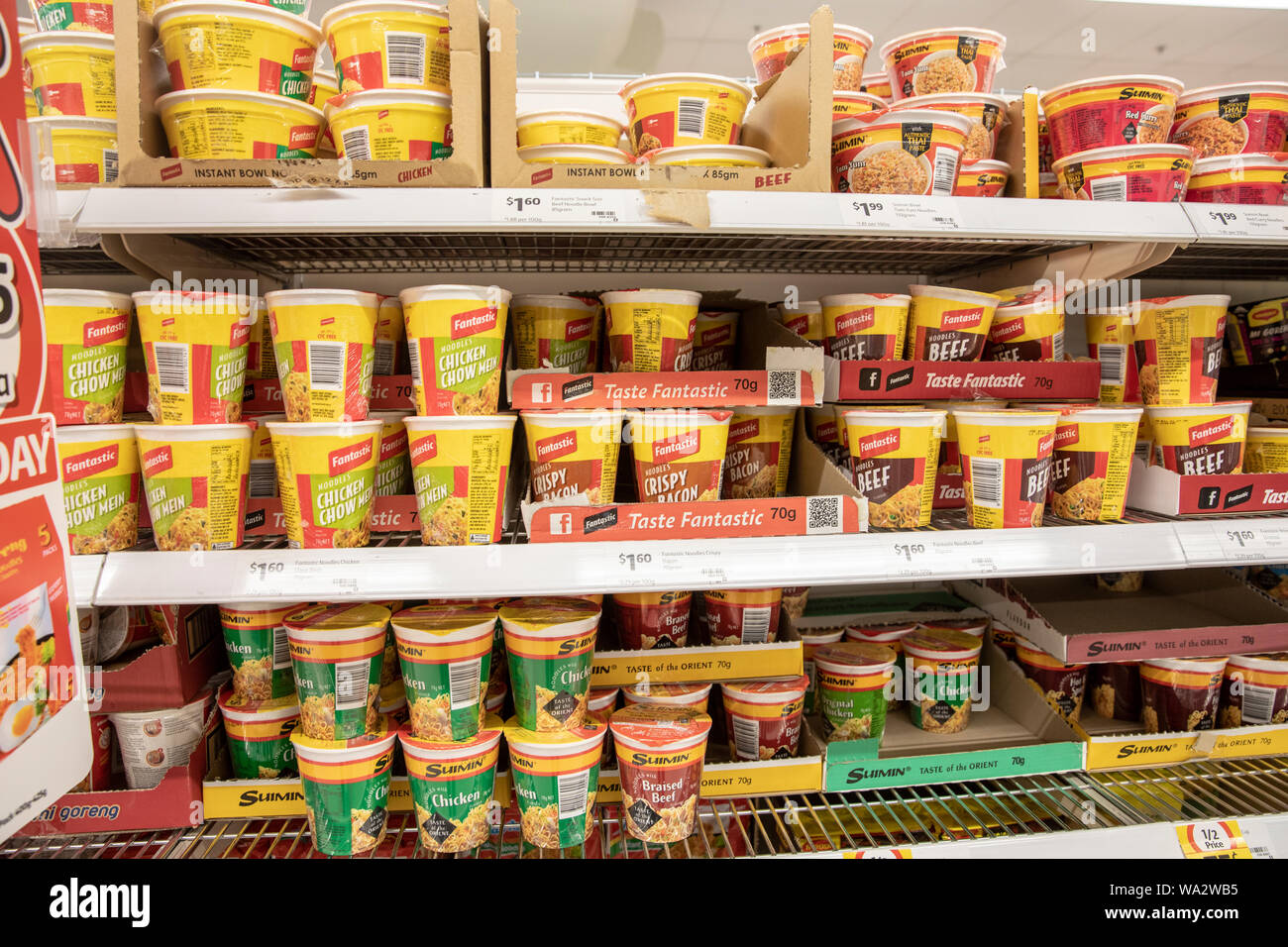 Instant nudeln Hot Snacks in einem Topf von Fantastisch und Suimin auf einer australischen Supermarkt Regal getroffen Stockfoto