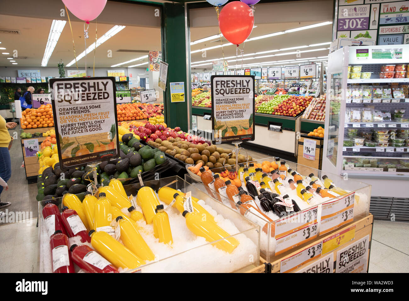 Frisch gepresster Orangensaft und frische Früchte auf Verkauf zu einem Supermarkt in Sydney, Australien Stockfoto