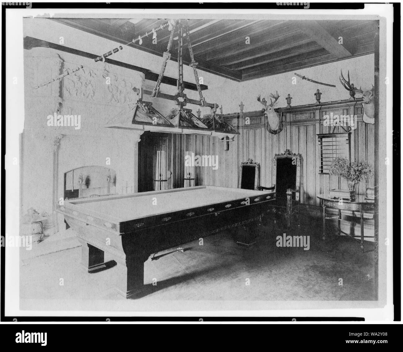 Billardzimmer, mit einem Hirschkopf und ein Elch Kopf, im Haus von Edmund Cogswell Converse, Greenwich, Connecticut Stockfoto