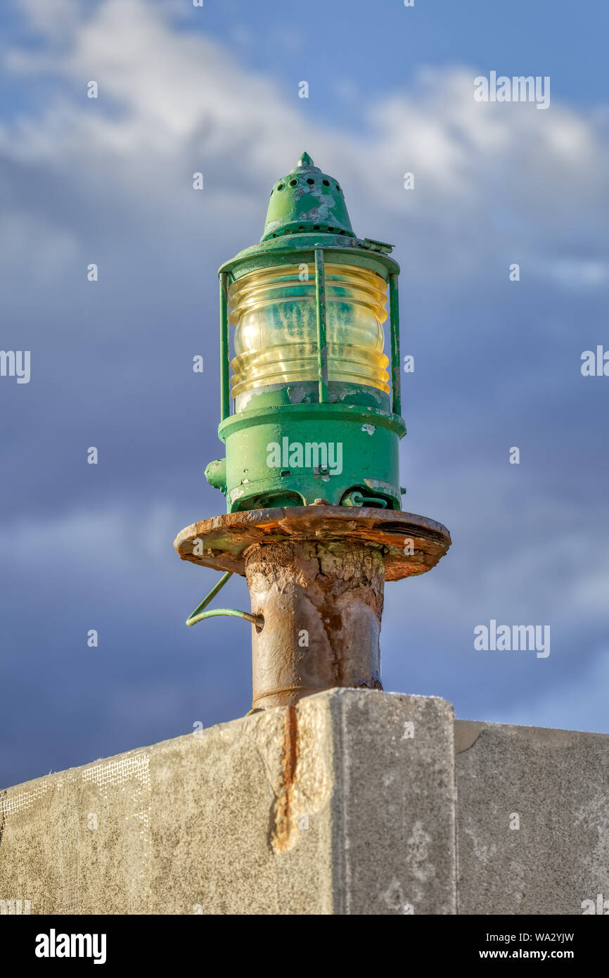 Leuchtturm grüne Leuchte gegen den blauen Himmel Stockfoto