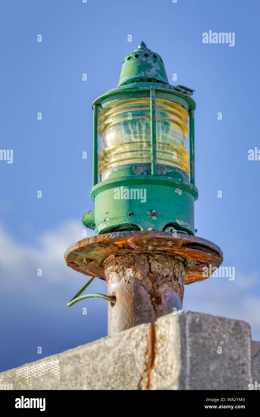 Leuchtturm grüne Leuchte gegen den blauen Himmel Stockfoto