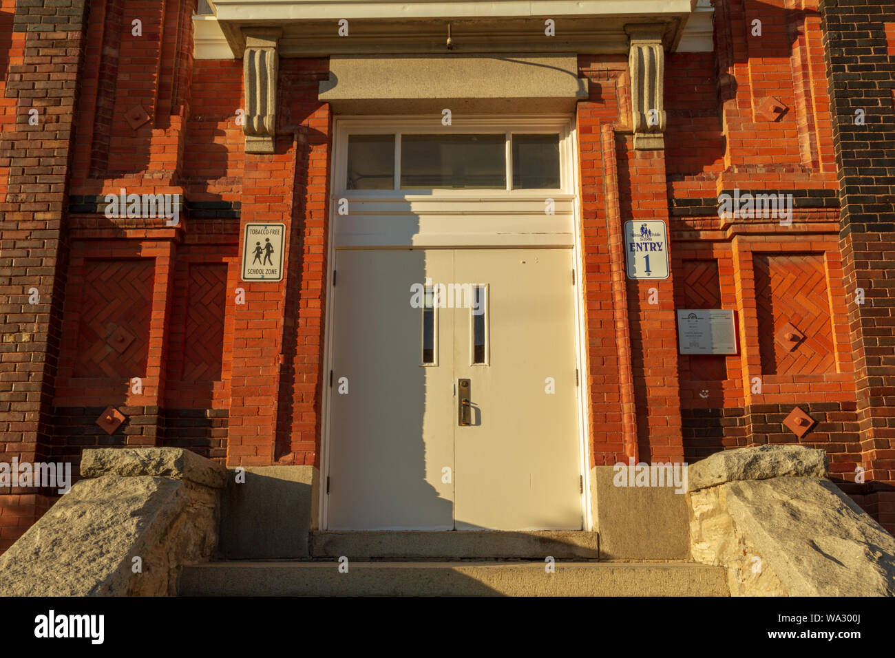 Eintrag 1 von der Seventh Avenue Gymnasium, ein Gebäude im National Register der Historischen Stätten, in Helena, Montana, USA. Stockfoto