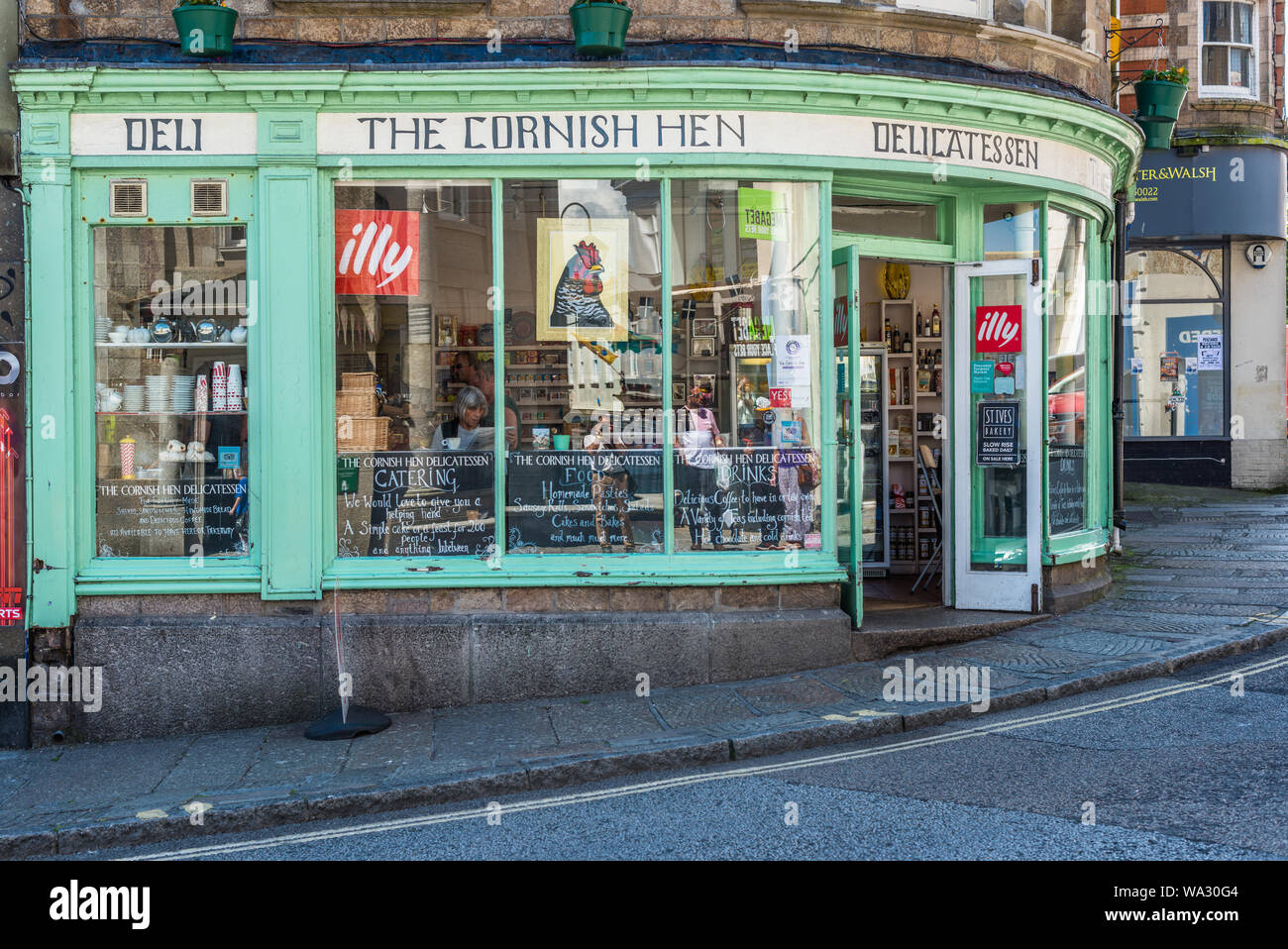 Der Cornish Hen Deli auf dem Marktplatz im Herzen von Penzance in Cornwall, England, Großbritannien. Stockfoto