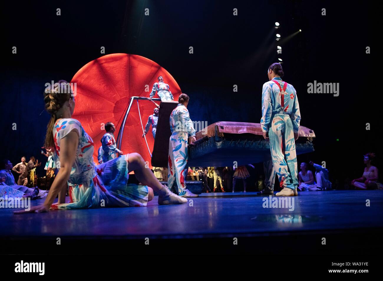 Calgary, Alberta, Kanada. 16 Aug, 2019. Cirque du Soleil Luzia Premiere in Calgary, in einer Art akrobatischen fühlt sich unter dem großen oben, als der Fokus ist eine Hommage an die mexikanische Kunst, Kultur, Traditionen, Töne und Farben. Credit: Baden Roth/ZUMA Draht/Alamy leben Nachrichten Stockfoto