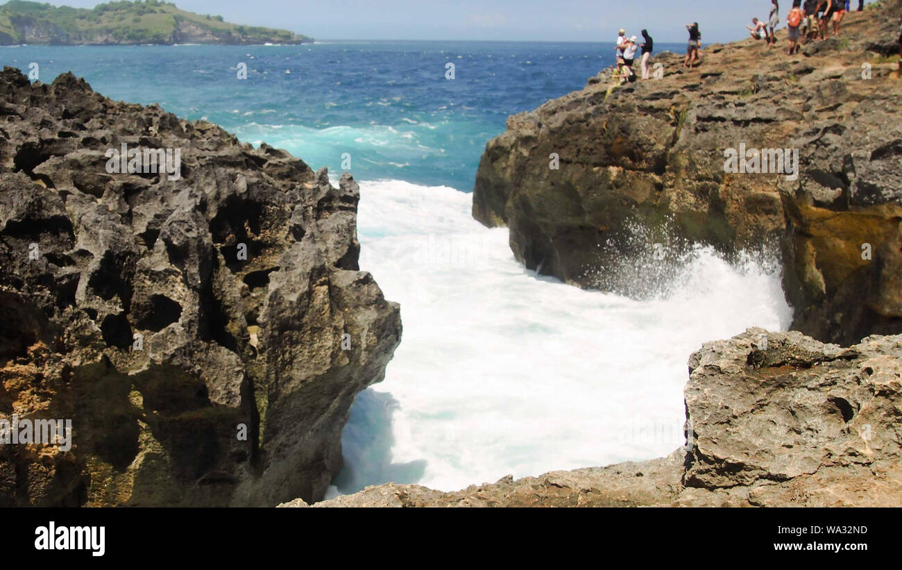 April 23, 2019 - Bali Indonesien: Touristen genießen den Blick auf das Wasser sprudelnd aus dem Ozean in Bali, Indonesien, turbulenten rafting Wasser Stockfoto