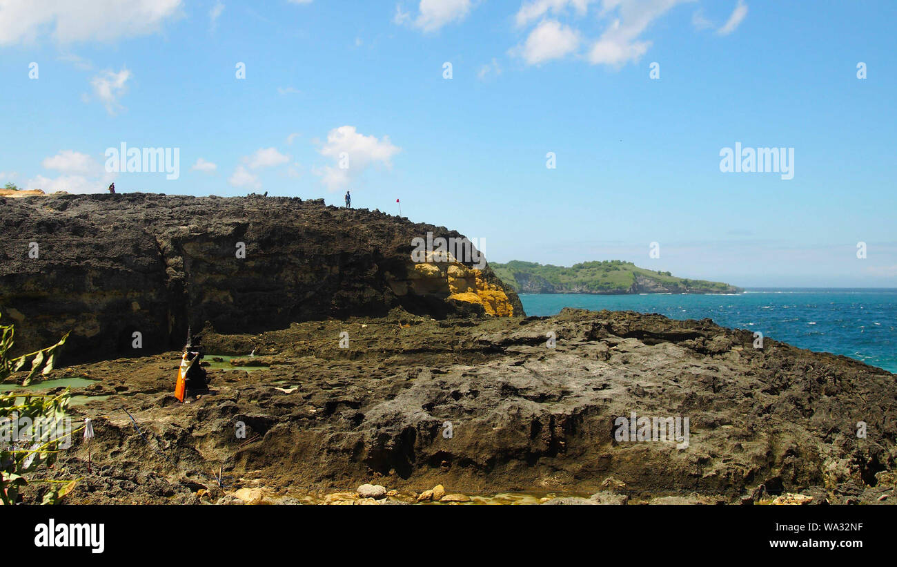 In der Nähe der zerklüfteten Felsformationen an der Küste von Bali Indonesien Stockfoto