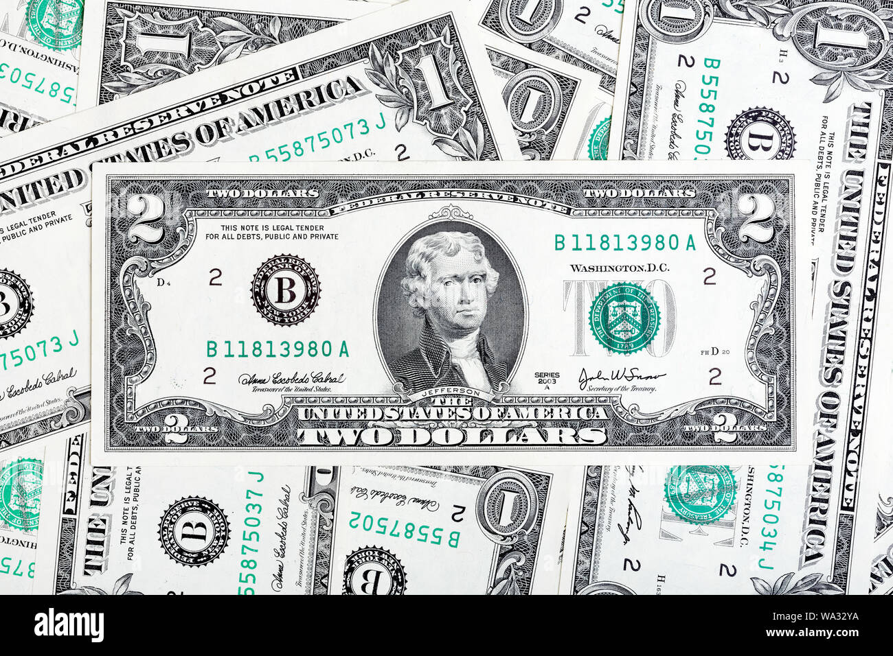 Ein Dollar und zwei Dollarscheine. Stockfoto