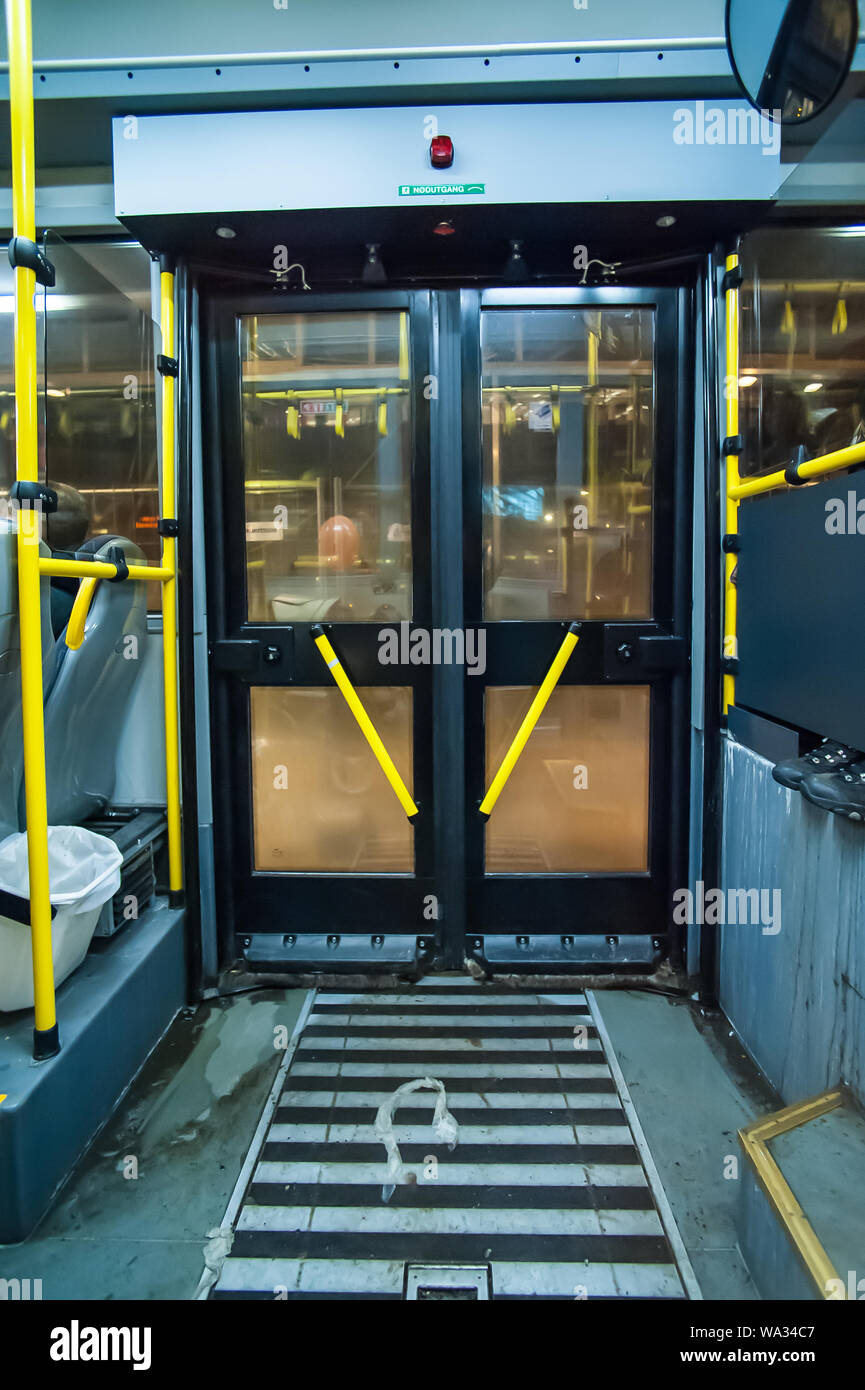 Ein Bus Tür mit gelben Griffe von innen gesehen. Stockfoto