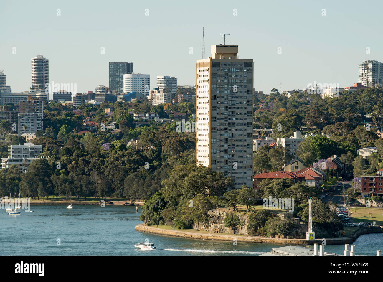 Suchen von Observatory Hill, Sydney auf den Hafen und die 1962 erbaute, Harry Seidler, Blues Point Turm mit seinem Dach maritime Radar Stockfoto