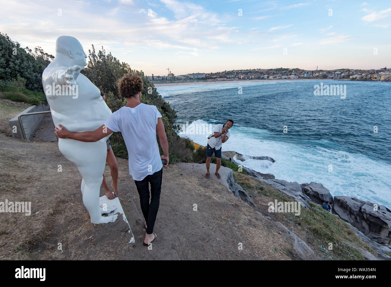 Menschen mit Exponaten auf 20 Skulptur Interaktion durch das Meer Ausstellung im November 2016 an Sydneys Bondi Beach in Australien Stockfoto