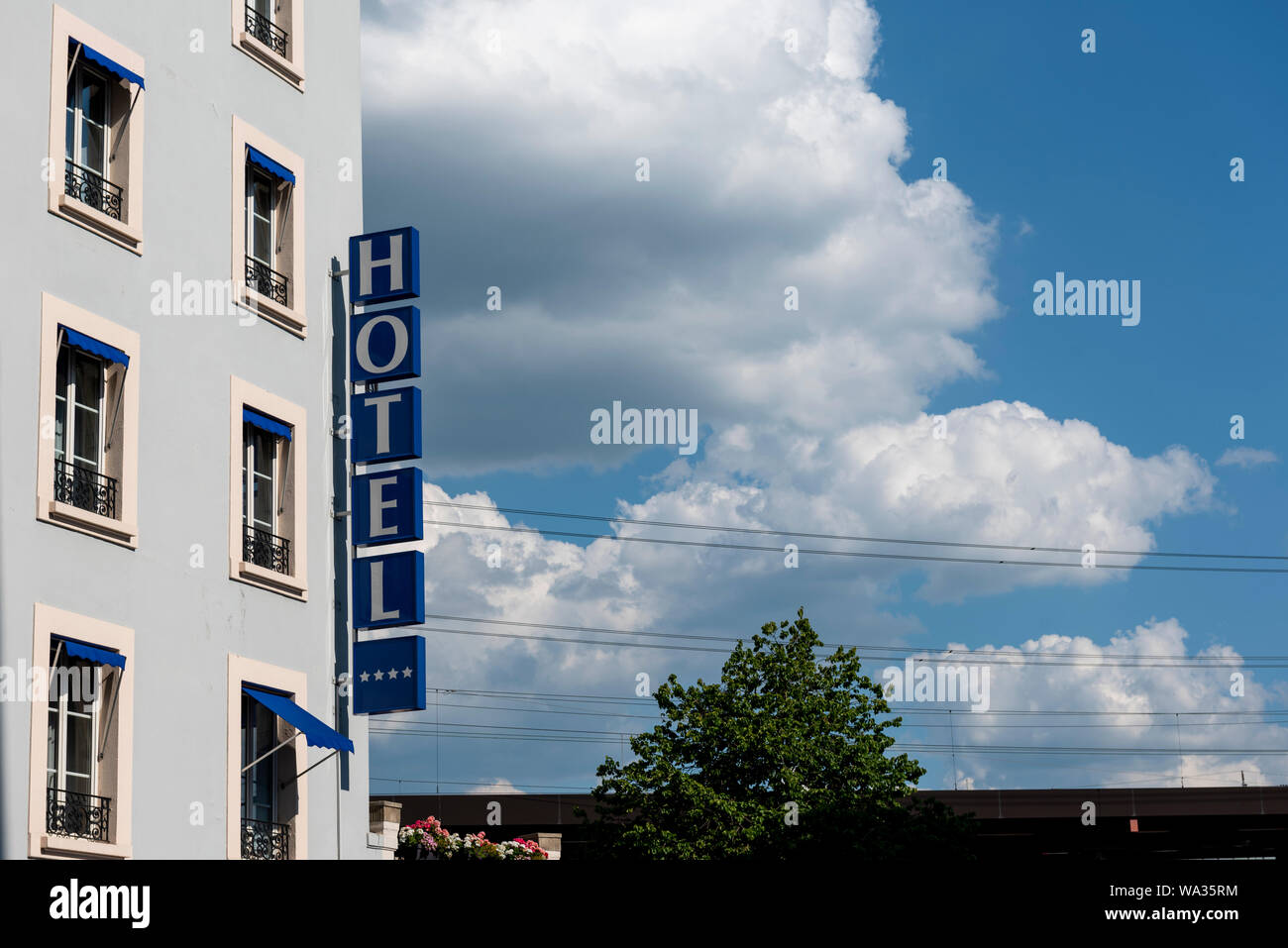 Genf, Schweiz - Juli, 08, 2019: Fassade der Gebäude des Hotel Le Montbrilliant. Das Hotel Le Montbrilliant ist ein 4-Sterne Hotel, in der Nähe von ADR Stockfoto