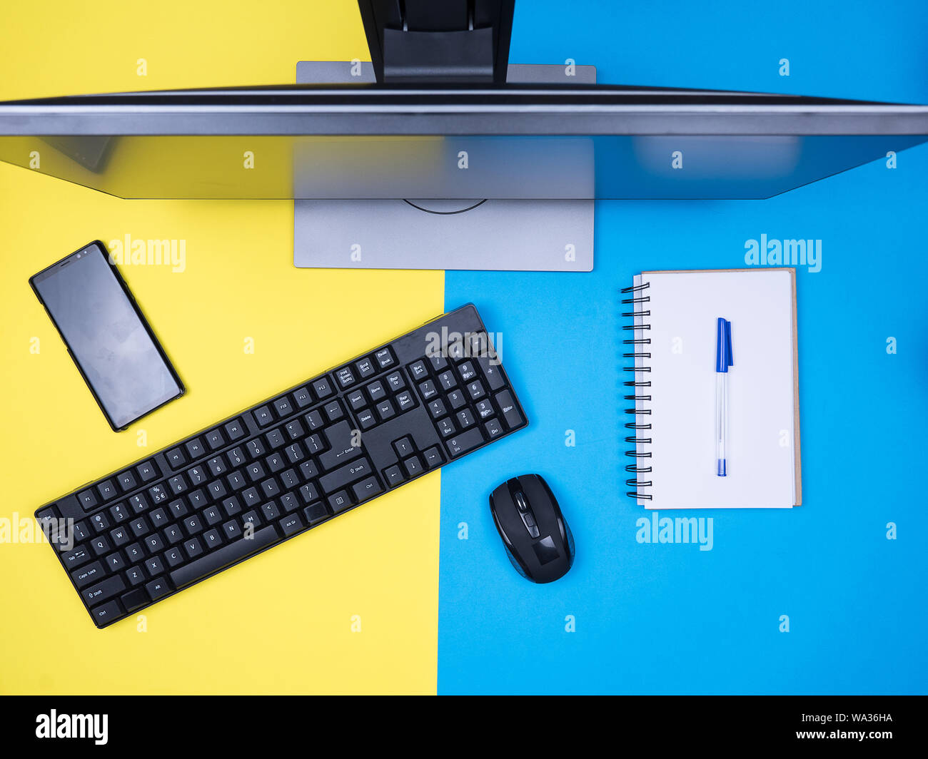 Flach, oben business notebook neben Tastatur auf blauem Hintergrund. Workplace Konzept. Stockfoto