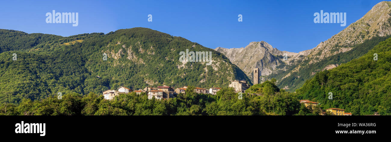 Panorama Querformat Vagli Sotto Dorf mit Apuanischen Alpen im Hintergrund. Schönen Morgenlicht. Garfagnana Gebiet Italiens. Stockfoto