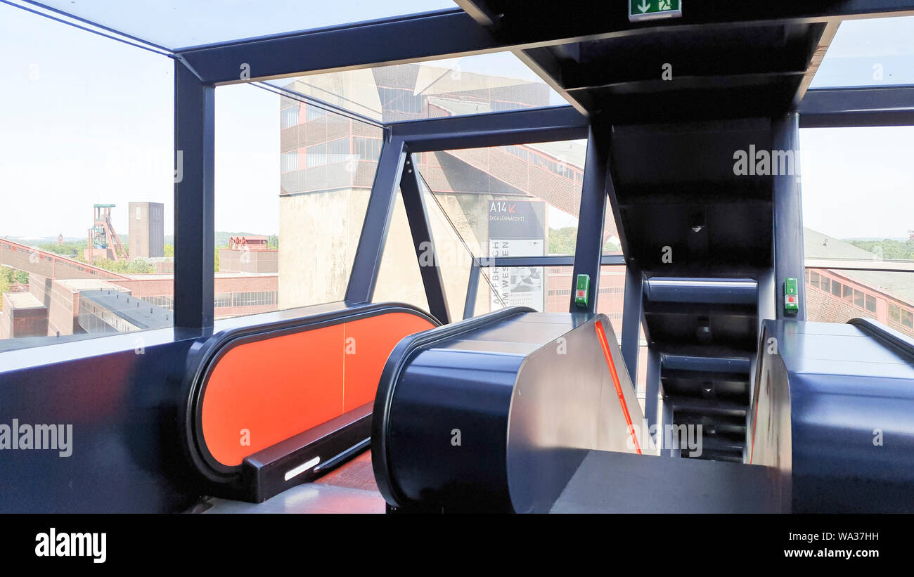Essen, Deutschland - 26. Juli 2019: Stehend an der Rolltreppe Eingang der Zeche Zollverein in Essen Ruhr Museum, mit Blick auf den industriellen Bereich. Stockfoto