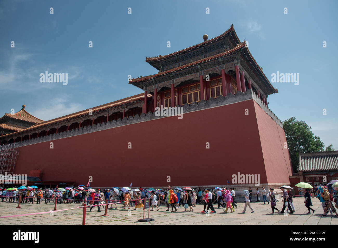Peking, China - 5. Juni 2018: Der Meridian Tor des berühmten Forbidden palace Stadt mit einer Menge touristische Menschen warten auf den Palast in Beijin eingeben Stockfoto