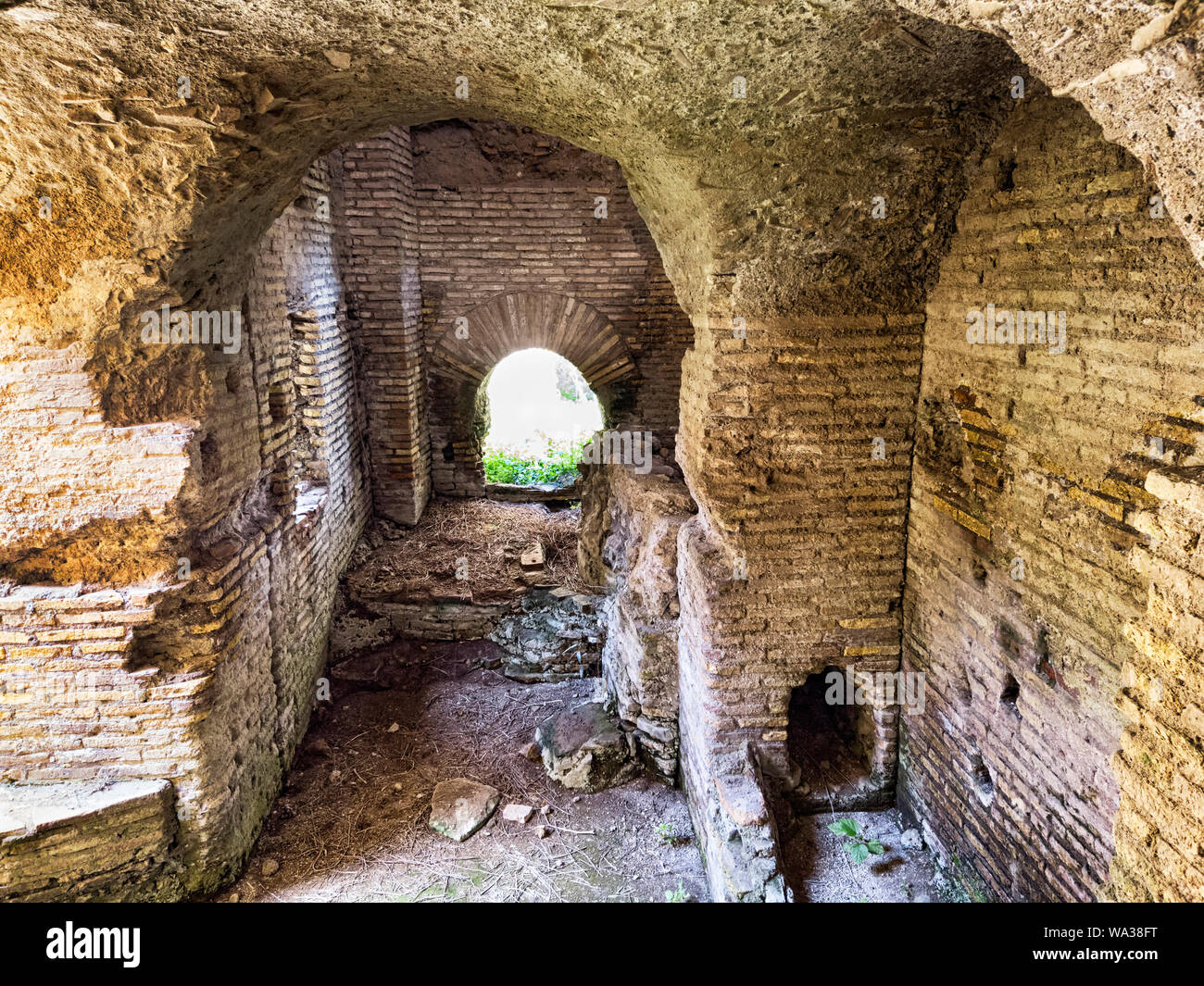 Flur mit römischen Gewölbe in einem alten Gebäude in der archäologischen Ausgrabungen von Ostia Antica in Rom, Italien Stockfoto