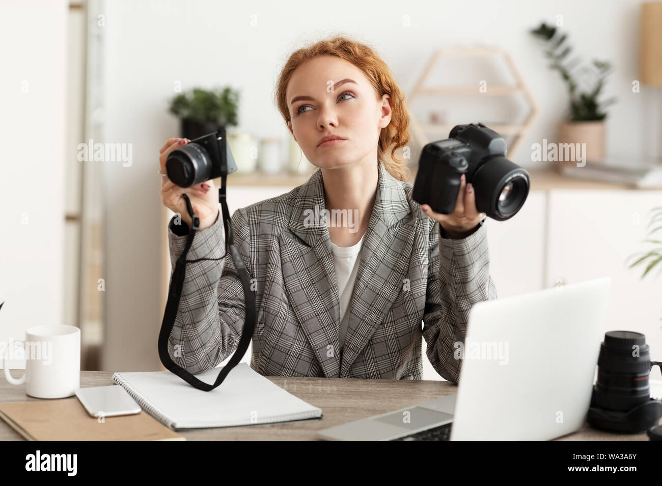 Fotograf Auswahl photocamera für Schießen, Zweifel Stockfoto