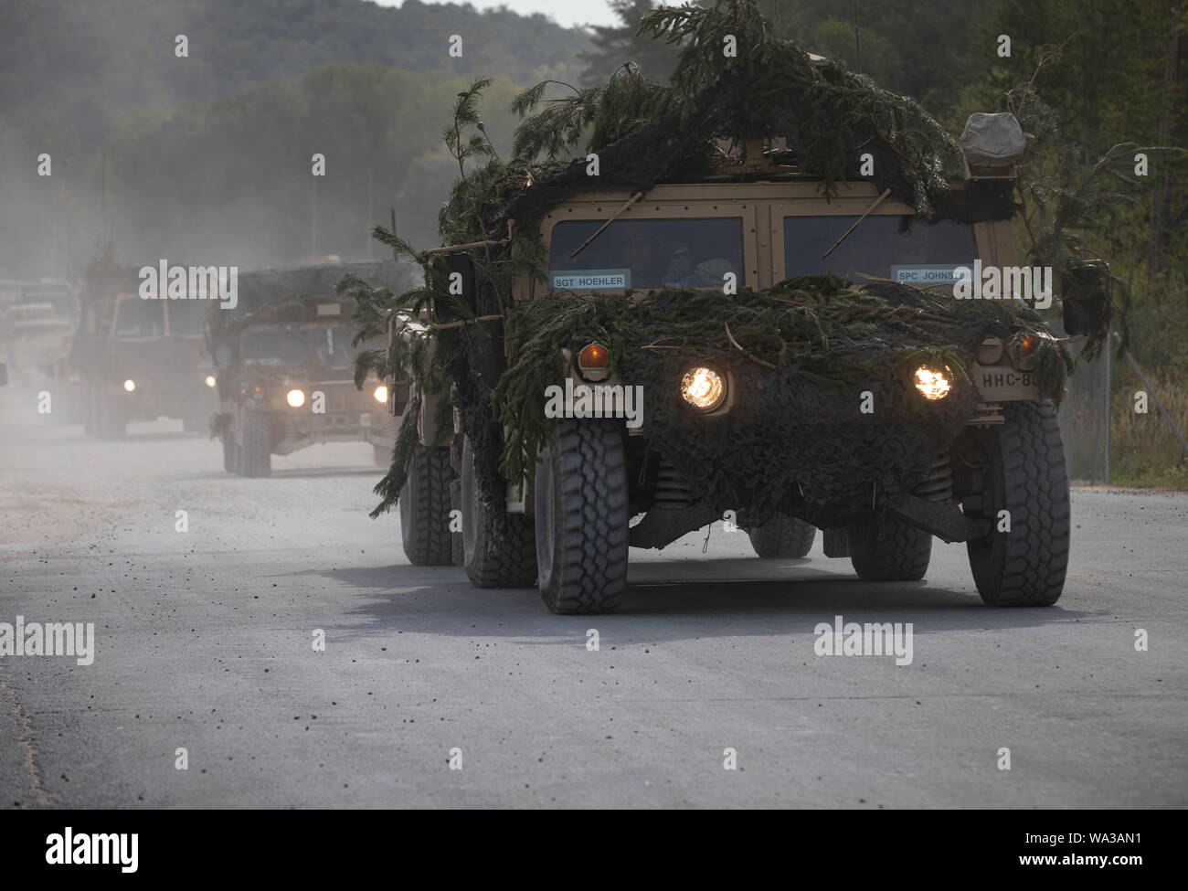 Us-Armee Fahrzeuge mit 3Rd Battalion, 66th Armored Regiment, 1st Armored Brigade Combat Team, 1.Infanterie Division, Rollen in "Die box" auf einen Konvoi nach ihrer Lage am Anfang der Höhepunkt Kraft auf Kraft Übung während der kombinierten Lösung XII in Hohenfels, Deutschland 15 August, 2019. Kombinierte Lösung ist eine halbjährliche US-Army in Europa und der siebten Armee Befehl-led-Übung bestimmt zu bewerten und zertifizieren die Bereitschaft und die Interoperabilität der US-Streitkräfte in Europa zur Unterstützung der Atlantischen Lösen mobilisiert. (U.S. Armee Foto von Sgt. Thomas Mort) Stockfoto