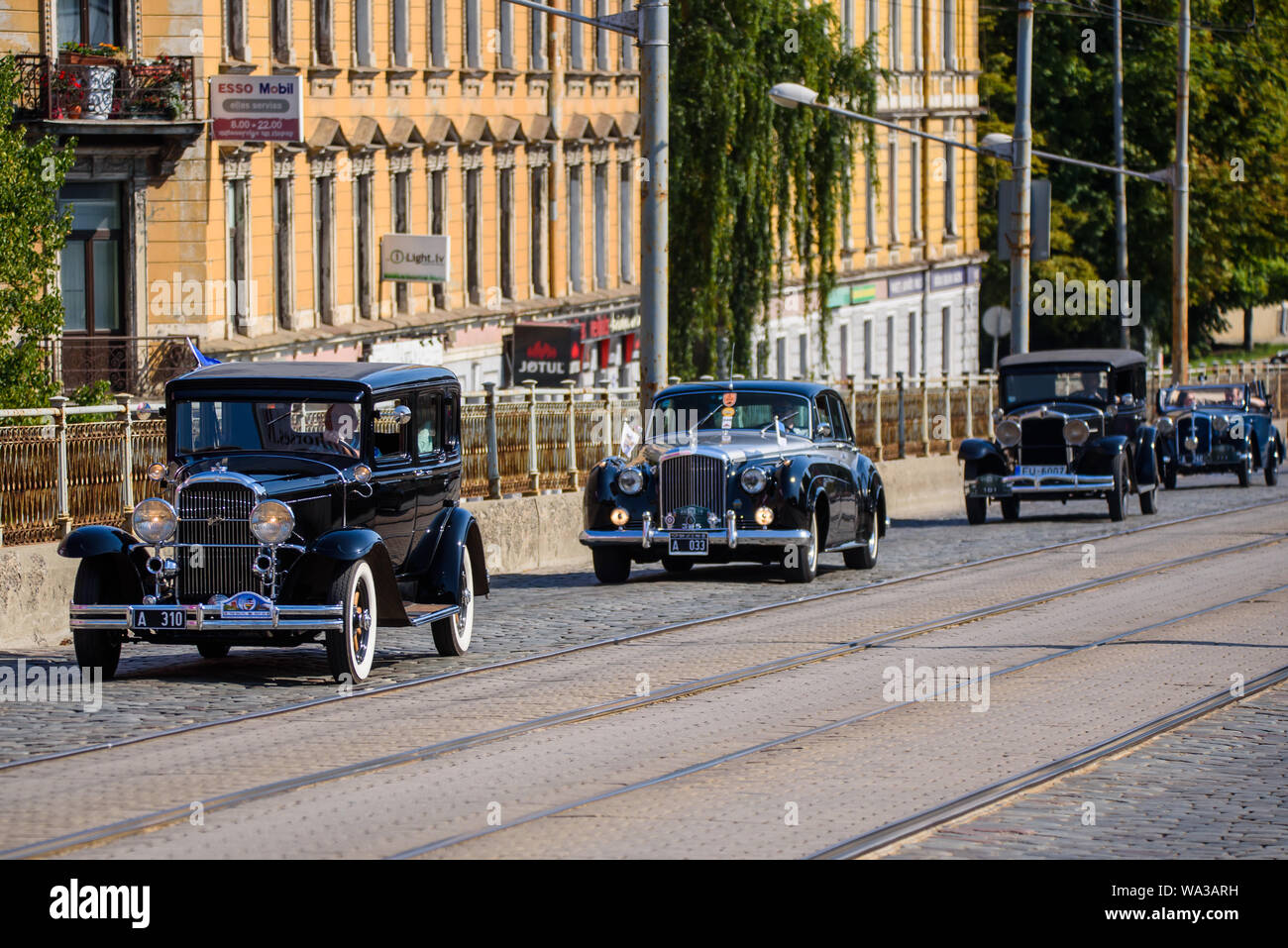 RIGA, Lettland. 17 Aug, 2019. Riga Retro 2019 - Veranstaltung zum 30-jährigen Jubiläum des Baltischen Weg gewidmet. Retro Fahrzeug Parade von über 100 Autos Credit: gints Ivuskans/Alamy leben Nachrichten Stockfoto