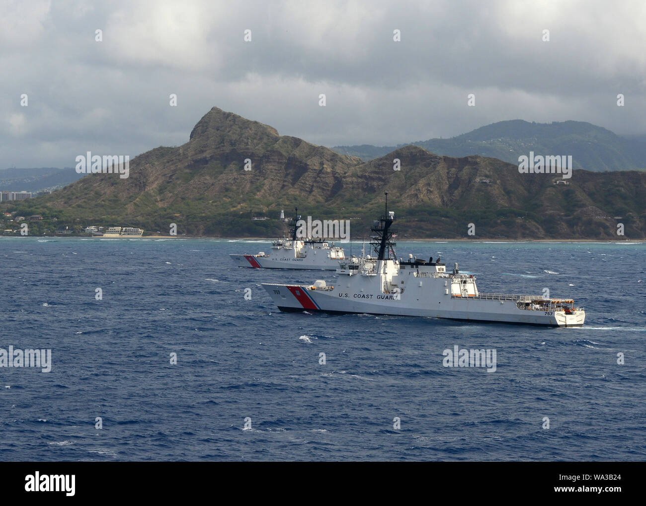 Die Besatzungen der Coast Guard Cutter Kimball (WMSL 756) und WMSL Midgett (757) transit Vergangenheit Dimond Kopf auf Oahu, Hawaii, Aug 16., 2019. Die midgett und Kimball sind sowohl in Honolulu homeported und sind zwei der neuesten Kutter der Küstenwache die Flotte zu verbinden. (U.S. Coast Guard Foto von Petty Officer 3. Klasse Matthew West/Freigegeben) Stockfoto