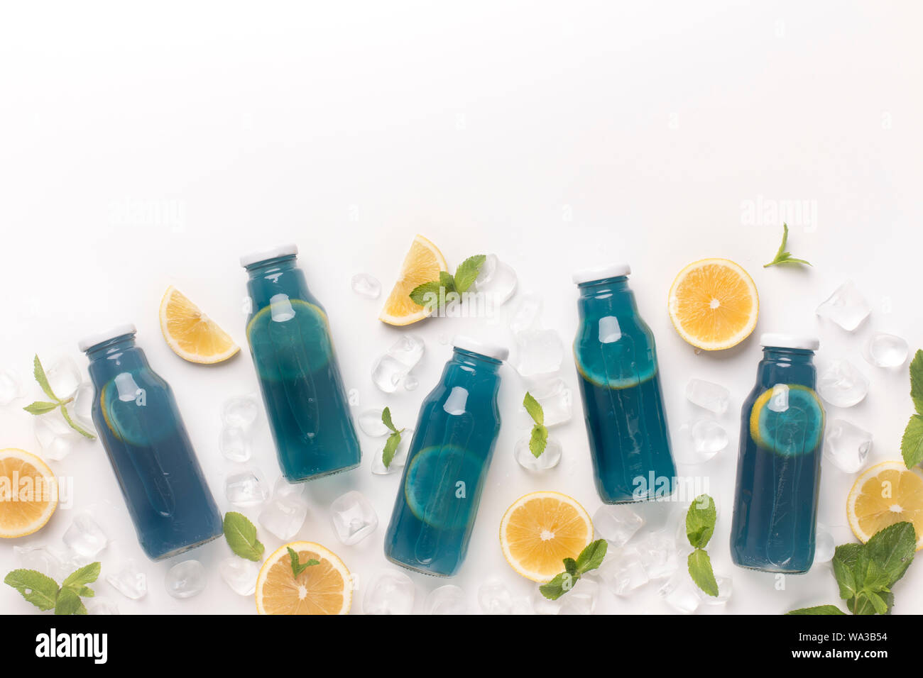 Set blau detox Wasser mit frischen Zitronen und Minzeblättchen Stockfoto