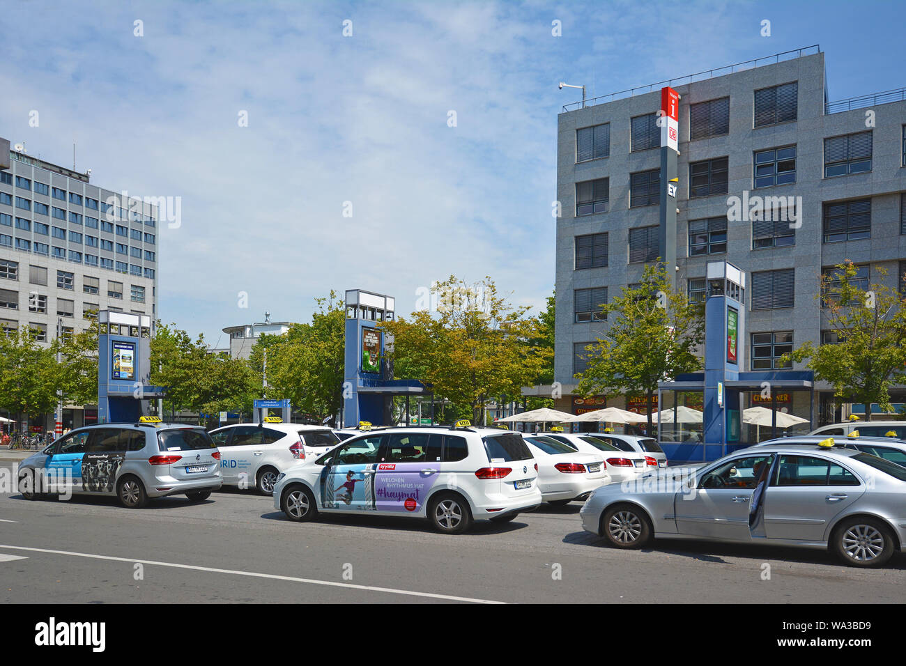 Mannheim, Deutschland - Juli 2019: Viele Taxi Autos parken und Warten auf  Fahrgäste vor Hauptbahnhof Mannheim Stockfotografie - Alamy