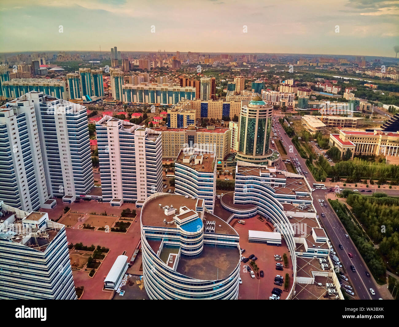 NUR-SULTAN, Kasachstan (QAZAQSTAN) - Juli 29, 2019: Sehr schöne Antenne Drone, Nursultan (Astana) Zentrum mit Wolkenkratzern und Baite Stockfoto