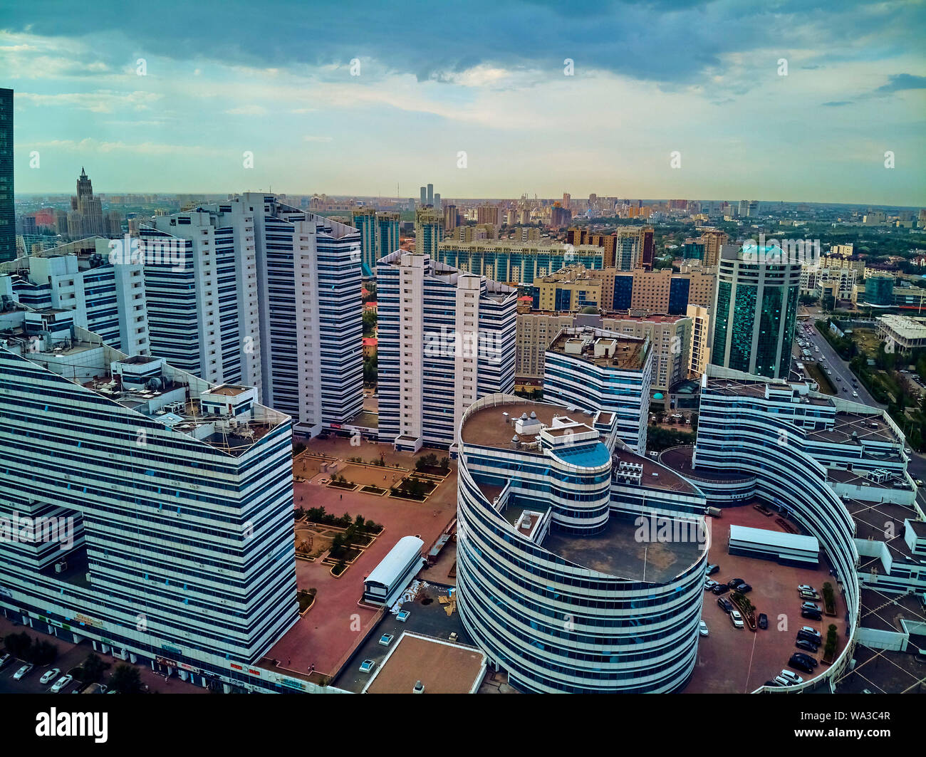 NUR-SULTAN, Kasachstan (QAZAQSTAN) - Juli 29, 2019: Sehr schöne Antenne Drone, Nursultan (Astana) Zentrum mit Wolkenkratzern und Baite Stockfoto