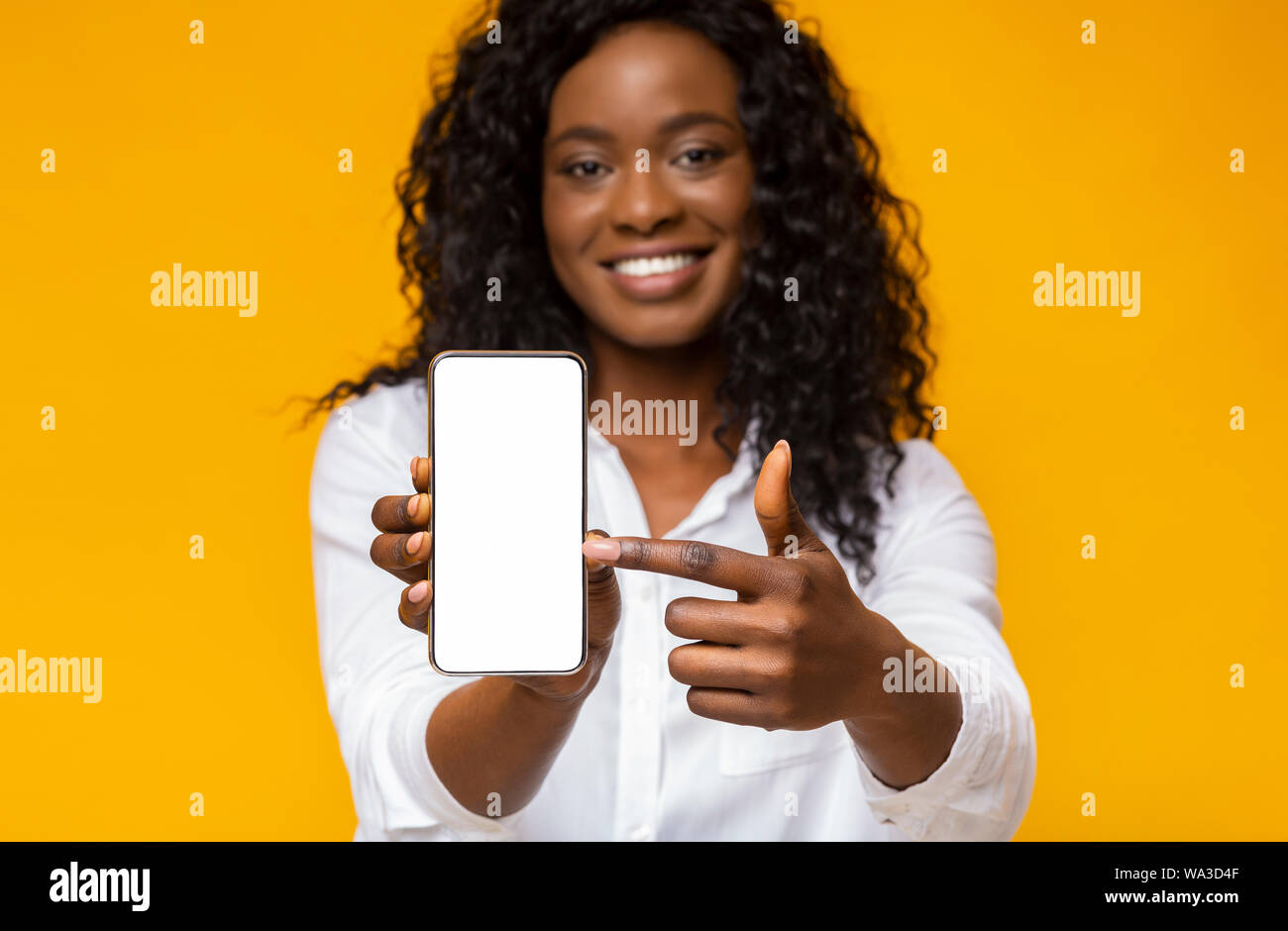 Gerne schwarze Frau mit neuesten schlankes Smartphone Stockfoto