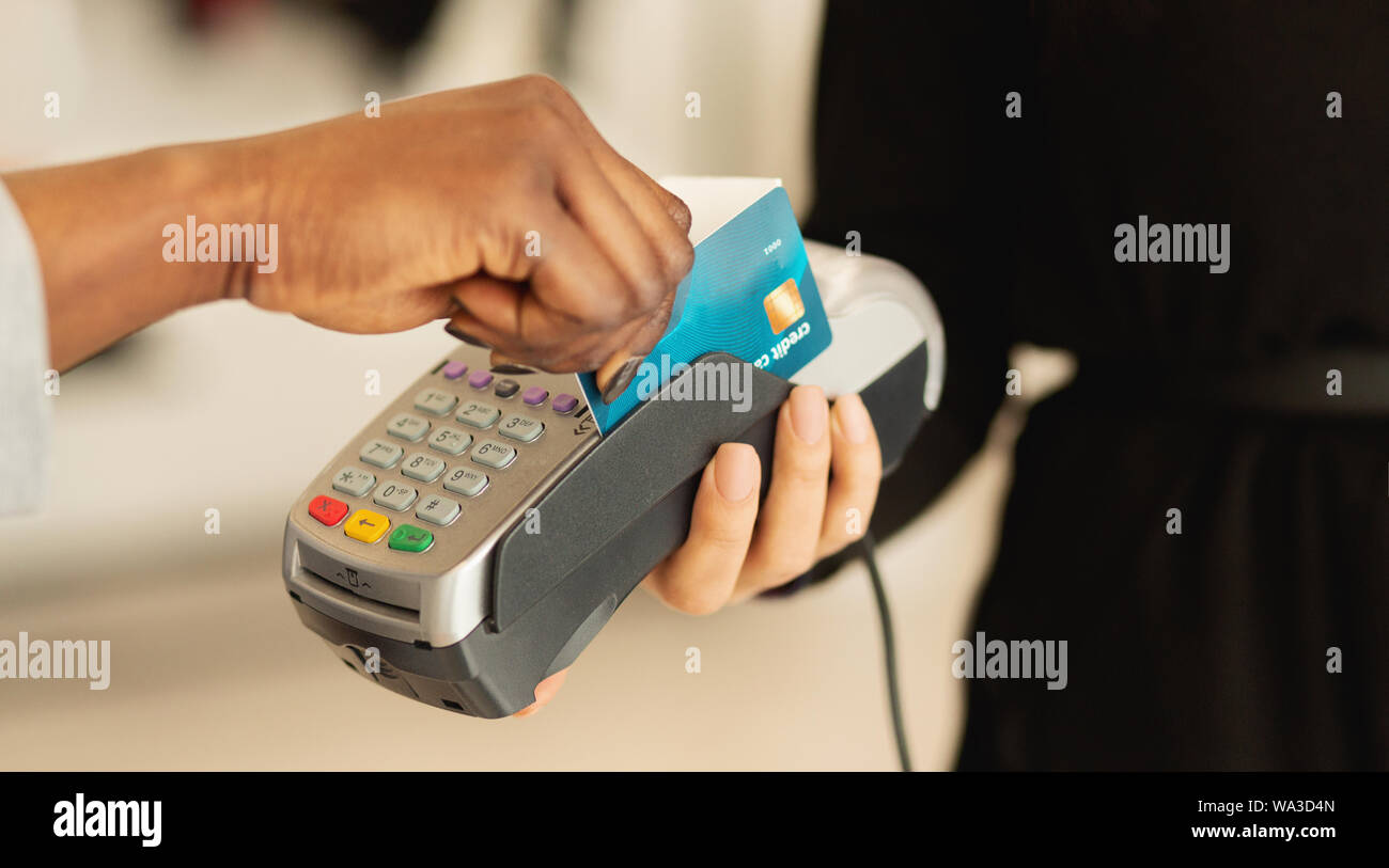 Käufer zahlen für Designer Kleidung per Kreditkarte im Atelier Stockfoto