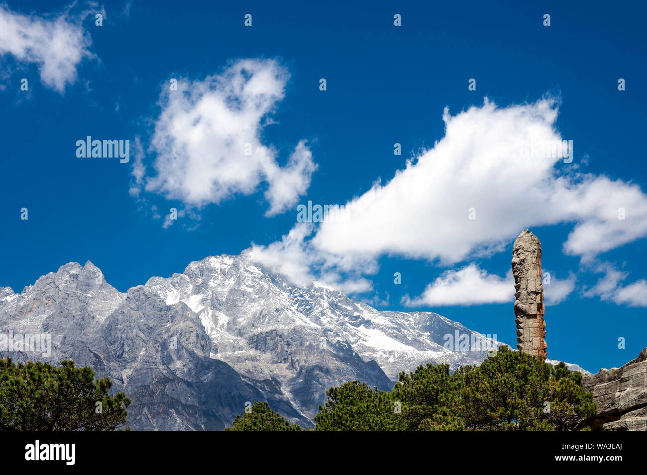 Die Statue der Jade Dragon Snow Mountain Stockfoto