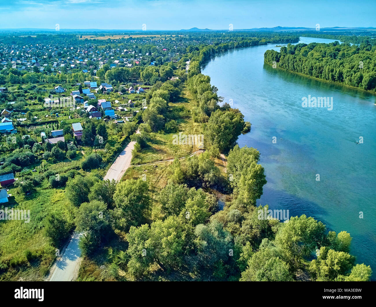 Schöne Panoramasicht Antenne drone Blick auf den Zusammenfluss der Flüsse Irtysch und Ulba in UST-KAMENOGORSK (Oskemen), QAZAQSTAN Stockfoto