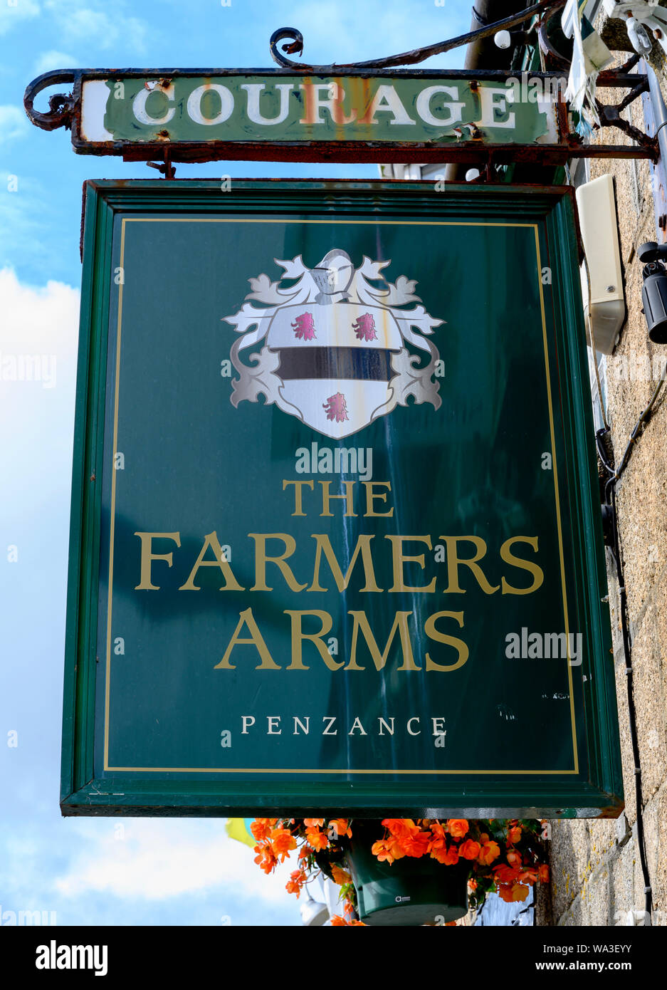 Hängende pub Schild am Farmers Arms, Causewayhead, Penzance, Cornwall, England, Großbritannien Stockfoto
