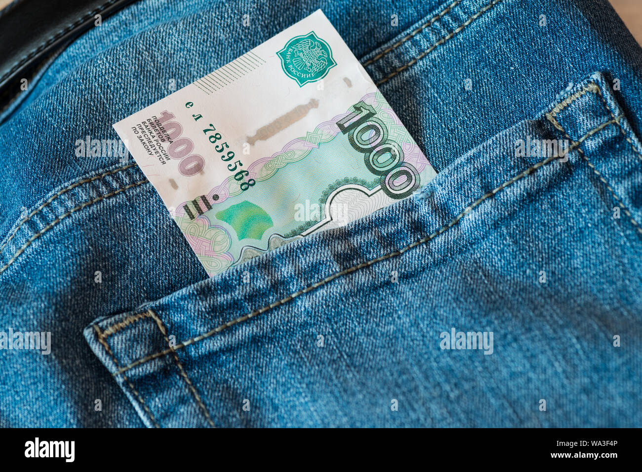 Russische 1000 Rubel Banknote in der Tasche. Makro mit selektiven Fokus und flache Tiefenschärfe. Stockfoto