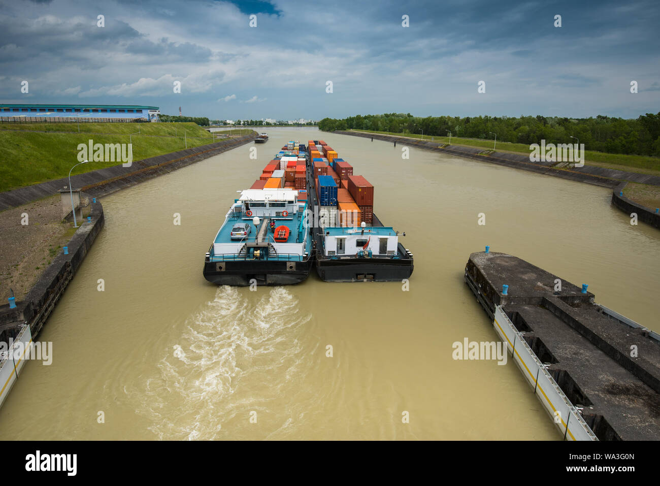 Container-Schiff Transport auf dem Fluss Stockfoto