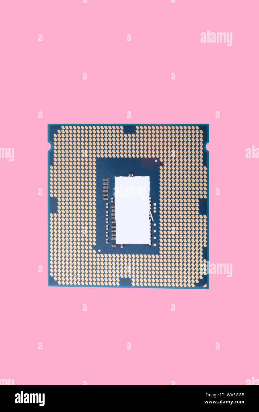 Central Processor Unit auf rosa Hintergrund bei trockenen sonnigen Tag isoliert Stockfoto