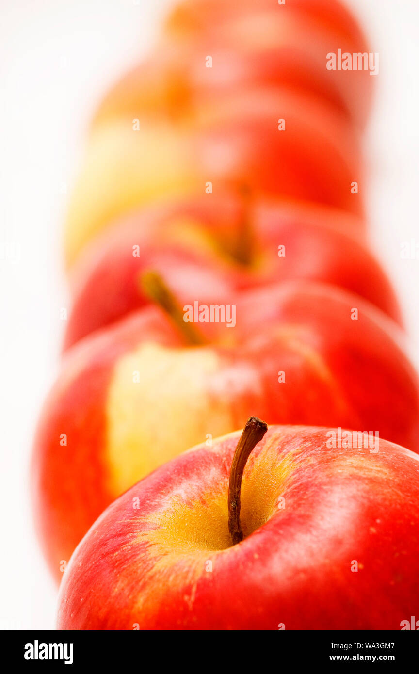 Reihe von Red Gala Äpfel Stockfoto