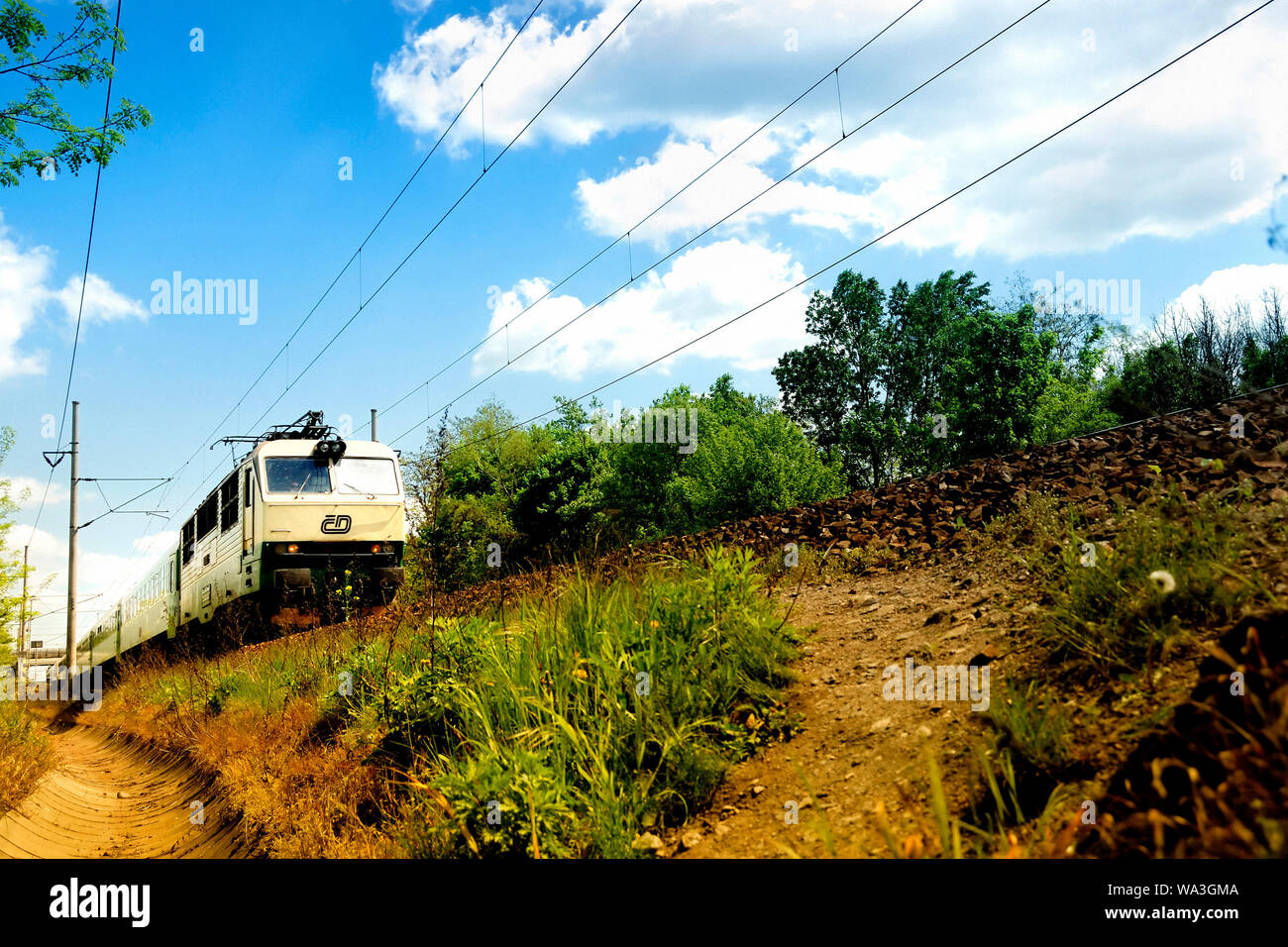 Low Angle View eines Zuges von Ceske Drahy oder der Tschechischen Bahn Stockfoto