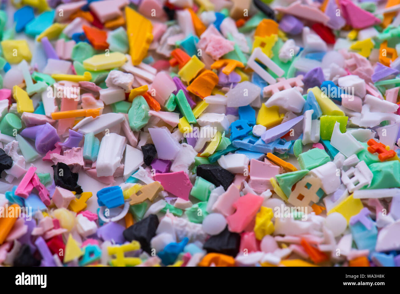 Farbigen Kunststoff Nachschleifen im Labor Stockfoto