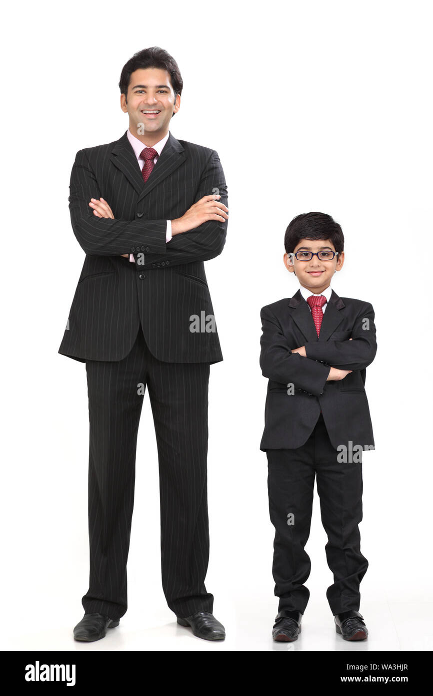 Junge imitiert als Geschäftsmann und steht mit seinem Vater Stockfoto