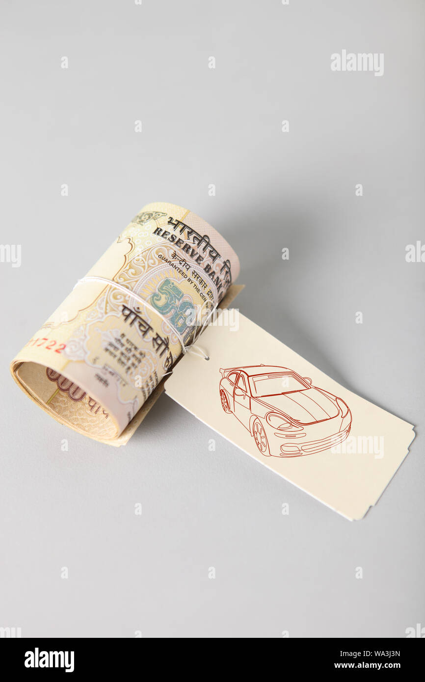 Geldrolle von fünfhundert Rupien Note mit einem Anhänger des Autos Stockfoto